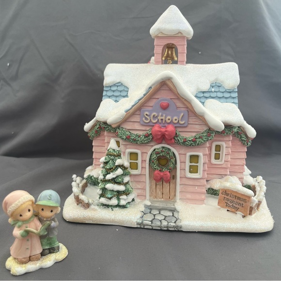 Precious Moments Christmas Village Collection - Picture 13 of 15